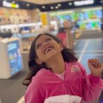 Alice Alves Instagram – O ano em que a Benny fez um ano, gatinhou, andou, brincou com os primos, tios, foi para a escola, disse mamã e papá. Os pais foram ver blink, foram a Londres, surfaram e construiram muitos mais sonhos juntos. A tia Carlota veio fazer várias visitas e o avô fez 70 da forma mais elegante de todas, com a avó ao seu lado. Obrigada 2023 ✨🥳