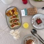 Alice Alves Instagram - O Allways chegou à casa da Alice @quechaticemariaalice 🤩🤩 Mas vamos dizer-lhe uma coisa, também podemos chegar a sua casa com o MELHOR CATERING, com o catering que sempre desejou, como desejou!! Se deseja ser surpreendida(o) diga ‘SIM’ nos comentários, siga-nos e temos uma OFERTA para si👇👇👇👇 válido até 14/Abril! Somos uma empresa de fabrico próprio de delícias saudáveis. Contamos com: 1. Um restaurante aberto diariamente das 11h30-22h com opções de Bowls & Tacos 📍CascaiShopping 2. Serviços de catering personalizados, desde coffee breaks a brunch e almoços sociais e corporativos. Para mais informações: 📩Allwaysbrunch.pt (site) 📱MP (mensagem privada) Obrigada Alice @quechaticemariaalice pelo vídeo e carinho💜 #allwayscatering #cateringservice #cateringsaudavel #catering #lisboa #cascais