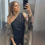 Alice Alves Instagram - Taylor Swift in her Wildest Dream | Eras Tour 2024 25/05/2024 - O dia em que fui pela primeira vez a um espetáculo sozinha ✌️ Este considero ser mais um espetáculo que um concerto… Um espetáculo com a Taylor 3 horas em palco, sempre com o olhar “em toda a gente”e nas câmaras certas, muitas marcações e pausas a cumprir, 40 temas, muitas trocas de roupa e uma atenção grande por quem a via. Os bailarinos eram todos muito diferentes. Não os meteu em caixas, nem cabiam em estereótipos. Amei o “nem que a vaca tussa” de um deles. Falaram um pouco de português. Tocou temas dos mais antigos aos mais recentes, foi ao baú com orgulho dos primórdios. Deu muito e prometeu voltar, vamos ver se cumpre 😂✌️ #nemqueavacatussa