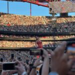 Alice Alves Instagram - Taylor Swift in her Wildest Dream | Eras Tour 2024 25/05/2024 - O dia em que fui pela primeira vez a um espetáculo sozinha ✌️ Este considero ser mais um espetáculo que um concerto… Um espetáculo com a Taylor 3 horas em palco, sempre com o olhar “em toda a gente”e nas câmaras certas, muitas marcações e pausas a cumprir, 40 temas, muitas trocas de roupa e uma atenção grande por quem a via. Os bailarinos eram todos muito diferentes. Não os meteu em caixas, nem cabiam em estereótipos. Amei o “nem que a vaca tussa” de um deles. Falaram um pouco de português. Tocou temas dos mais antigos aos mais recentes, foi ao baú com orgulho dos primórdios. Deu muito e prometeu voltar, vamos ver se cumpre 😂✌️ #nemqueavacatussa