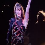 Alice Alves Instagram - Taylor Swift in her Wildest Dream | Eras Tour 2024 25/05/2024 - O dia em que fui pela primeira vez a um espetáculo sozinha ✌️ Este considero ser mais um espetáculo que um concerto… Um espetáculo com a Taylor 3 horas em palco, sempre com o olhar “em toda a gente”e nas câmaras certas, muitas marcações e pausas a cumprir, 40 temas, muitas trocas de roupa e uma atenção grande por quem a via. Os bailarinos eram todos muito diferentes. Não os meteu em caixas, nem cabiam em estereótipos. Amei o “nem que a vaca tussa” de um deles. Falaram um pouco de português. Tocou temas dos mais antigos aos mais recentes, foi ao baú com orgulho dos primórdios. Deu muito e prometeu voltar, vamos ver se cumpre 😂✌️ #nemqueavacatussa