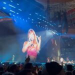 Alice Alves Instagram - Taylor Swift in her Wildest Dream | Eras Tour 2024 25/05/2024 - O dia em que fui pela primeira vez a um espetáculo sozinha ✌️ Este considero ser mais um espetáculo que um concerto… Um espetáculo com a Taylor 3 horas em palco, sempre com o olhar “em toda a gente”e nas câmaras certas, muitas marcações e pausas a cumprir, 40 temas, muitas trocas de roupa e uma atenção grande por quem a via. Os bailarinos eram todos muito diferentes. Não os meteu em caixas, nem cabiam em estereótipos. Amei o “nem que a vaca tussa” de um deles. Falaram um pouco de português. Tocou temas dos mais antigos aos mais recentes, foi ao baú com orgulho dos primórdios. Deu muito e prometeu voltar, vamos ver se cumpre 😂✌️ #nemqueavacatussa