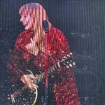 Alice Alves Instagram - Taylor Swift in her Wildest Dream | Eras Tour 2024 25/05/2024 - O dia em que fui pela primeira vez a um espetáculo sozinha ✌️ Este considero ser mais um espetáculo que um concerto… Um espetáculo com a Taylor 3 horas em palco, sempre com o olhar “em toda a gente”e nas câmaras certas, muitas marcações e pausas a cumprir, 40 temas, muitas trocas de roupa e uma atenção grande por quem a via. Os bailarinos eram todos muito diferentes. Não os meteu em caixas, nem cabiam em estereótipos. Amei o “nem que a vaca tussa” de um deles. Falaram um pouco de português. Tocou temas dos mais antigos aos mais recentes, foi ao baú com orgulho dos primórdios. Deu muito e prometeu voltar, vamos ver se cumpre 😂✌️ #nemqueavacatussa