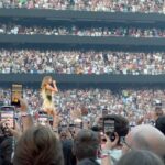Alice Alves Instagram - Taylor Swift in her Wildest Dream | Eras Tour 2024 25/05/2024 - O dia em que fui pela primeira vez a um espetáculo sozinha ✌️ Este considero ser mais um espetáculo que um concerto… Um espetáculo com a Taylor 3 horas em palco, sempre com o olhar “em toda a gente”e nas câmaras certas, muitas marcações e pausas a cumprir, 40 temas, muitas trocas de roupa e uma atenção grande por quem a via. Os bailarinos eram todos muito diferentes. Não os meteu em caixas, nem cabiam em estereótipos. Amei o “nem que a vaca tussa” de um deles. Falaram um pouco de português. Tocou temas dos mais antigos aos mais recentes, foi ao baú com orgulho dos primórdios. Deu muito e prometeu voltar, vamos ver se cumpre 😂✌️ #nemqueavacatussa