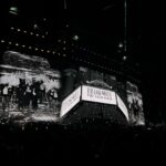 Alice Alves Instagram - Taylor Swift in her Wildest Dream | Eras Tour 2024 25/05/2024 - O dia em que fui pela primeira vez a um espetáculo sozinha ✌️ Este considero ser mais um espetáculo que um concerto… Um espetáculo com a Taylor 3 horas em palco, sempre com o olhar “em toda a gente”e nas câmaras certas, muitas marcações e pausas a cumprir, 40 temas, muitas trocas de roupa e uma atenção grande por quem a via. Os bailarinos eram todos muito diferentes. Não os meteu em caixas, nem cabiam em estereótipos. Amei o “nem que a vaca tussa” de um deles. Falaram um pouco de português. Tocou temas dos mais antigos aos mais recentes, foi ao baú com orgulho dos primórdios. Deu muito e prometeu voltar, vamos ver se cumpre 😂✌️ #nemqueavacatussa