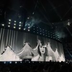 Alice Alves Instagram - Taylor Swift in her Wildest Dream | Eras Tour 2024 25/05/2024 - O dia em que fui pela primeira vez a um espetáculo sozinha ✌️ Este considero ser mais um espetáculo que um concerto… Um espetáculo com a Taylor 3 horas em palco, sempre com o olhar “em toda a gente”e nas câmaras certas, muitas marcações e pausas a cumprir, 40 temas, muitas trocas de roupa e uma atenção grande por quem a via. Os bailarinos eram todos muito diferentes. Não os meteu em caixas, nem cabiam em estereótipos. Amei o “nem que a vaca tussa” de um deles. Falaram um pouco de português. Tocou temas dos mais antigos aos mais recentes, foi ao baú com orgulho dos primórdios. Deu muito e prometeu voltar, vamos ver se cumpre 😂✌️ #nemqueavacatussa
