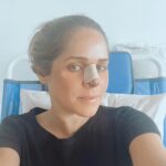Alice Alves Instagram - 8/ 5/ 2024 - A minha primeira anestesia geral (e ultima, espero). Fugi durante 25 anos desta cirurgia… Fugir nunca é solução, fui lá parar na mesma 🤣 Tornou-se inevitável. Os médicos dizem que a minha recuperação está a ser incrível. Eu como não percebo nada disto, acredito :) Obrigada a todas as equipas de excelência que me acompanharam e acompanham 💛 E obrigada pelas milhares de mensagens cheias de carinho. Agora vou inspirar e expirar da Terra até à Lua 🤣 Continuo na missão de esquivar-me a toda a hora de levar um encontrão da Benny no nariz 😂✌️