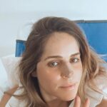 Alice Alves Instagram - 8/ 5/ 2024 - A minha primeira anestesia geral (e ultima, espero). Fugi durante 25 anos desta cirurgia… Fugir nunca é solução, fui lá parar na mesma 🤣 Tornou-se inevitável. Os médicos dizem que a minha recuperação está a ser incrível. Eu como não percebo nada disto, acredito :) Obrigada a todas as equipas de excelência que me acompanharam e acompanham 💛 E obrigada pelas milhares de mensagens cheias de carinho. Agora vou inspirar e expirar da Terra até à Lua 🤣 Continuo na missão de esquivar-me a toda a hora de levar um encontrão da Benny no nariz 😂✌️