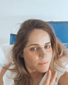 Alice Alves Instagram - 8/ 5/ 2024 - A minha primeira anestesia geral (e ultima, espero). Fugi durante 25 anos desta cirurgia… Fugir nunca é solução, fui lá parar na mesma 🤣 Tornou-se inevitável. Os médicos dizem que a minha recuperação está a ser incrível. Eu como não percebo nada disto, acredito :) Obrigada a todas as equipas de excelência que me acompanharam e acompanham 💛 E obrigada pelas milhares de mensagens cheias de carinho. Agora vou inspirar e expirar da Terra até à Lua 🤣 Continuo na missão de esquivar-me a toda a hora de levar um encontrão da Benny no nariz 😂✌️