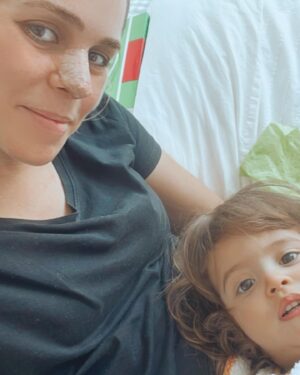 Alice Alves Instagram - 8/ 5/ 2024 - A minha primeira anestesia geral (e ultima, espero). Fugi durante 25 anos desta cirurgia… Fugir nunca é solução, fui lá parar na mesma 🤣 Tornou-se inevitável. Os médicos dizem que a minha recuperação está a ser incrível. Eu como não percebo nada disto, acredito :) Obrigada a todas as equipas de excelência que me acompanharam e acompanham 💛 E obrigada pelas milhares de mensagens cheias de carinho. Agora vou inspirar e expirar da Terra até à Lua 🤣 Continuo na missão de esquivar-me a toda a hora de levar um encontrão da Benny no nariz 😂✌️