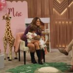 Alice Alves Instagram - Alice Alves e a filha Benedita estiveram ‘Em Família’ 💗 A apresentadora falou sobre os desafios de ser mãe! Alice e a filha Benedita que tem apenas um ano, amanhã irão celebrar o dia da mãe, juntas! 🫧 A decoração mais gira da @nuvemdepanobabyandkids e @amorcompormenor 💕