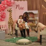 Alice Alves Instagram - Alice Alves e a filha Benedita estiveram ‘Em Família’ 💗 A apresentadora falou sobre os desafios de ser mãe! Alice e a filha Benedita que tem apenas um ano, amanhã irão celebrar o dia da mãe, juntas! 🫧 A decoração mais gira da @nuvemdepanobabyandkids e @amorcompormenor 💕