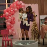 Alice Alves Instagram - Alice Alves e a filha Benedita estiveram ‘Em Família’ 💗 A apresentadora falou sobre os desafios de ser mãe! Alice e a filha Benedita que tem apenas um ano, amanhã irão celebrar o dia da mãe, juntas! 🫧 A decoração mais gira da @nuvemdepanobabyandkids e @amorcompormenor 💕