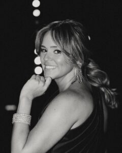 Alice Alves Instagram - Parabéns @tvioficial 30 Anos, estou contigo há 13. Continua independente e assim irreverente ✨ Styling @goncalomello Vestido @pronovias Sandálias @aldo_shoes Make Up @veracaldeira_makeup Cabelo @celiasilva_hairstylist 📸 @martafernandes.ph