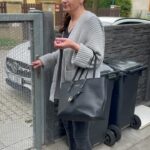 Alice Bendová Instagram - Bacha, krade popelnice. Nevyndávejte je před plot. Nakládá je do auta. Auta střídá. Nosí brýle, paruku a má bosý nohy😂😂😂 @cukrarinka_ #kravyvakci #sisters #fun #together