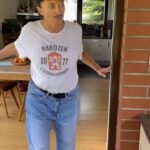 Alice Bendová Instagram - Milanovi Romadur na grilování od Madety chutná a strašně mu voní. Je teda pravda, že po ugrilování už tolik nesmrdí, ale Miluna @cukrarinka_ se ráda Romadurem pomaže ještě předtím🤣 ‼️A ještě pro Vás mají SOUTĚŽ‼️ Chcete vyhrát lístky na Colours of Ostrava? Právě probíhá soutěž s “Romadurem na grilování“. Registrujte se na stránce vyhrajsromadurem.cz, kde zadáte do políčka soutěžní kód „ALICE“ (více v odkazu ve stories) Registrovat se můžete s tímto kódem 1x denně. Čím vícekrát se registrujete, tím větší máte šanci vyhrát. @madeta.cz #vyhrajsromadurem #sromaduremnacoloursofostrava #romadurnagril #spoluprace