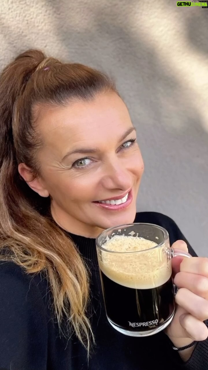 Alice Bendová Instagram - Přátelé, víte, že dnes je Světový den recyklace ? A proto bych ráda zmínila užasnou myšlenku @nespresso.cz a to v podobě repasovaných kávovarů, kde opravdu nepoznáte rozdíl mezi novým a repasovaným. Tento můj je právě ten druhý a já KÁVOMILKA jsem šťastná, že po zaplacení 200 kapslí jsem dostala tento kávovar RELOVE za 1 korunu !!!! Samozřejmě podmínky záruky jsou stejné jako u nového. A co se mi líbí asi nejvíc je nejen to, že káva chutná naprosto stejně jako z nového, ale že i já můžu trochu přispět k šetření cennými zdroji a minimalizovat odpad. Jak ráda bych toto stejné dělala i s dalšími domácími spotřebiči. No třeba se chytnou i jiné firmy. ‼️U online nákupu je třeba k 200 kapslím Vertua a vybranému repasovanému kávovaru připsat kód RELOVECZ ‼️‼️ Děkuji Vám, moje @nespresso.cz #RELOVE #RElovebyNespresso #NespressoRefurbished