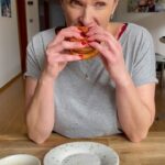 Alice Bendová Instagram - Tohle je perfektní recept na dobrý svědomí, když potřebujeme něco shodit🤣🤣🤣. @cukrarinka_ #kravyvakci #tipy #receptnadobrysvedomi