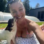 Alice Bendová Instagram – To je tak, když si chci chvíli odpočinout😂😂😂
#zamilovanykarel #rescuedog #dogkiss #love #sun #relax #instamood #instagood #instagram