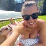 Alice Bendová Instagram - To je tak, když si chci chvíli odpočinout😂😂😂 #zamilovanykarel #rescuedog #dogkiss #love #sun #relax #instamood #instagood #instagram