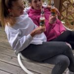 Alice Bendová Instagram – Taky máte někdy pocit, že musíte obrátit proud? Udělat prostě něco jinýho, než děláte běžně? Nám se dneska se ségrou @cukrarinka_  nechtělo vůbec nic, prostě jenom čumět, kecat, odpočívat a klidně si dát přes den pivko. A věřte mi, že tohle pivo @pivoproud je lehký, není hořký a je hlavně i pro nás ženy. Tak na zdraví🍻🍻🍻.

@pivoproud 

#obratproud #pivoproud #proud #18PLUS