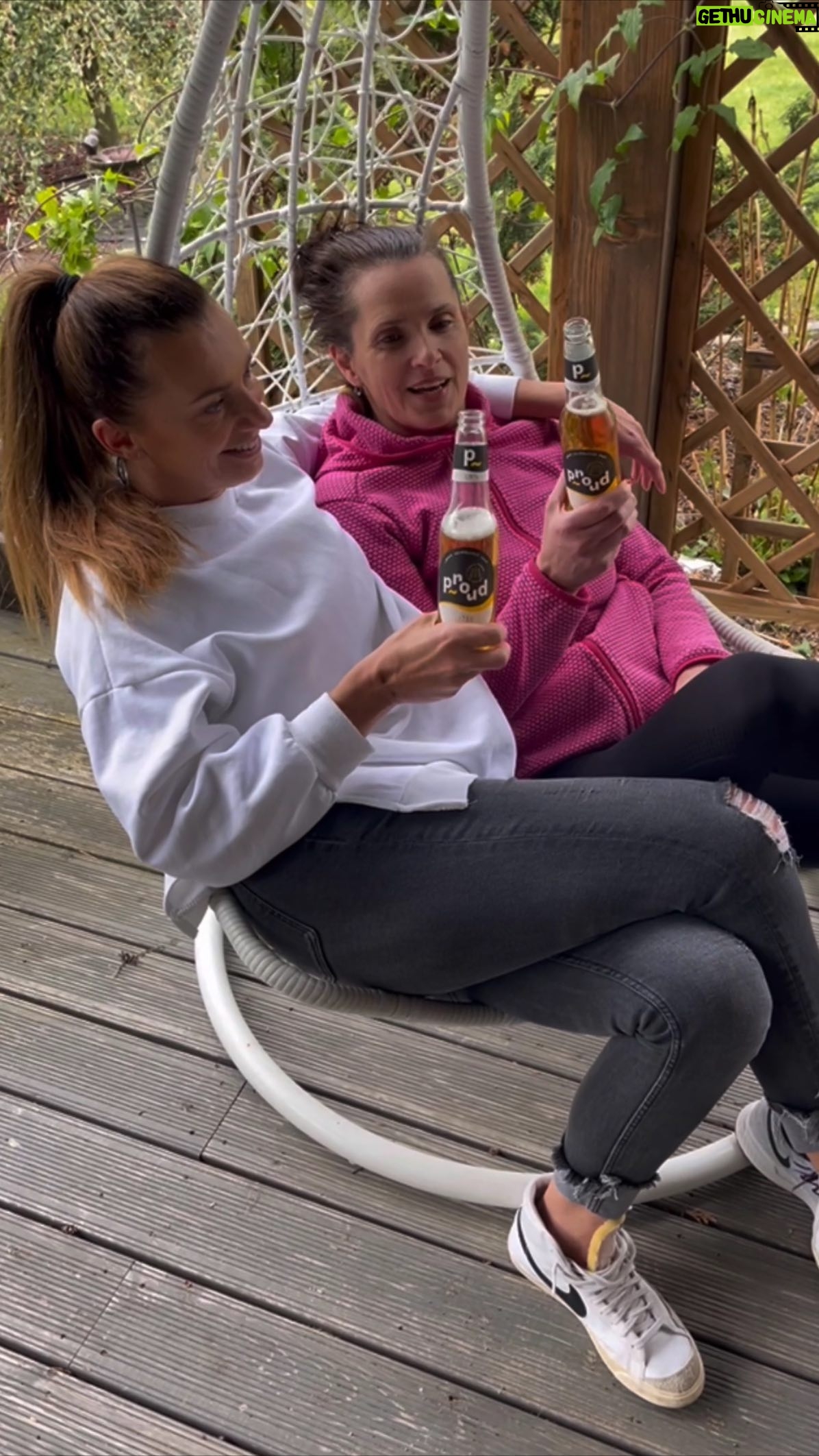 Alice Bendová Instagram - Taky máte někdy pocit, že musíte obrátit proud? Udělat prostě něco jinýho, než děláte běžně? Nám se dneska se ségrou @cukrarinka_ nechtělo vůbec nic, prostě jenom čumět, kecat, odpočívat a klidně si dát přes den pivko. A věřte mi, že tohle pivo @pivoproud je lehký, není hořký a je hlavně i pro nás ženy. Tak na zdraví🍻🍻🍻. @pivoproud #obratproud #pivoproud #proud #18PLUS