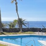 Alice Bendová Instagram - Přátelé vítejte u nás v jednom ze čtyř apartmánů, tento se jmenuje “ U vypasenýho švába”🤣🤣🤣 Někde psali, že zde na Tenerife podnikám s nemovitostmi, tak ne, žádné neprodávám, ani nemám čas, tomu se věnuji v ČR. Zde jen pronajímám naše apartmány, jiné ani ve správě nemám. Ale samozřejmě, jsem k dispozici v rámci přátelské rady !!! A několik RAD PRO VÁS MÁM 👌👌👌, ať už kupujete nemovitost, prodáváte nebo pronajímáte. ‼️1) NIKDY NIKOMU NEPLAŤTE ZÁLOHU NA BYT v HOTOVOSTI !!!! Toto se samozřejmě neděje u španělských ani třeba anglických kanceláří. ONI SI TO TOTIŽ NEDOVOLÍ !!! Ale jsou tady tací týpci ( zastydlí v 90.letech 🤣🤣🤣),kteří se nebojí 🤣. Je to podvodné a neprofesionální ze strany zprostředkovatele. A HLAVNĚ tím OKRÁDÁ VÁS i PRODÁVAJÍCÍHO !!! Vše musí jít přes bank.účty, záloha ( cca 10% ) musí odejít z Vašeho účtu. Pokud by po Vás někdo žádal hotovost a sliboval, že Vám tím zajistí Vaší vysněnou nemovitost, tak LŽE !!!! ‼️2) Vybírejte nemovitosti v renomovaných realit.kancelářích, které jsou dlouho na trhu. ‼️3)Pokud nemovitost PRONAJÍMÁTE, sledujte, jak moc je pronajatá u agentury, které jste jí svěřili. A pokud možno dejte náhradní klíče někomu komu důveřujete, ať se tam ve dnech, kdy není nemovitost pronajatá, zastaví a ZKONTROLUJE, co se tam DĚJE nebo NEDĚJE, ať z Vašeho apartmánu není třeba bordel. ‼️4)Pokud jste rozhodnutí nemovitost KUPOVAT, musíte mít nejprve zařízené vše co je třeba- N.I.E., bank.účet atd. Od toho jsou tu lidé, kteří to zařizují ( můžu dát kontakt ) a stojí to max.1500€ !!! No a teď už se na Vás moc těším, naše ceny za apt./noc startují na 99€ ( bez švába ) a 101 € se švábem🤣🤣🤣 Pište na veselaalice@seznam.cz ❤️❤️❤️Na VŠECHNY maily i ty starší budu odpovídat v sobotu RÁNO, dřív to nestíhám, omlouvám se ❤️❤️❤️ #apartmentforrent #rent #loveyou #tenerife