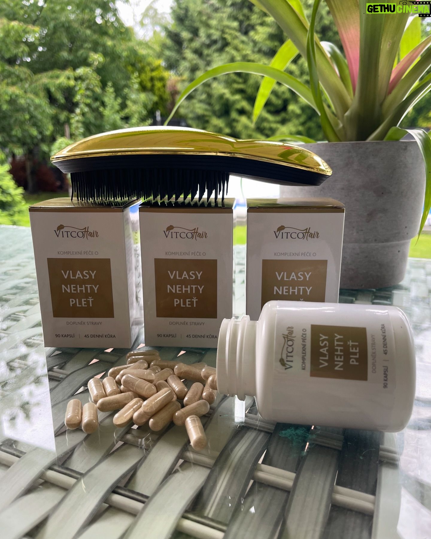 Alice Bendová Instagram - ❗️❗️❗️@vitcoherbal má AKCI 2 1 ZDARMA Kapsle VitcoHair pro dokonalé vlasy, nehty a pleť - 135 denní kúra, k tomu designový hřeben a doprava ZDARMA❗️❗️❗️ Ve stories máte odkaz přímo na tuto akci. #vitcoherbal #vitcohair #spoluprace #kapsle #zdravevlasy #akce