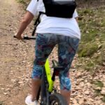 Alice Bendová Instagram - Konečně je to tady ! Krásný, teplý počasí. A my vyrážíme často, jak jen to jde. Tentokrát k nám na budoucí chatu. Kola musíme mít vždycky s sebou, stejně tak psy a vlastně celou rodinu🤣. Abyste si ušetřili čas psaním do zpráv, tak to moje elektrokolo MTF je Mountfield. Ujede sice až 200 km, ale to by mi asi upadla🤣, ale 30-40 dá, holka kulatá🤣. Krásné jaro❤️ #trip #ebike #family #life