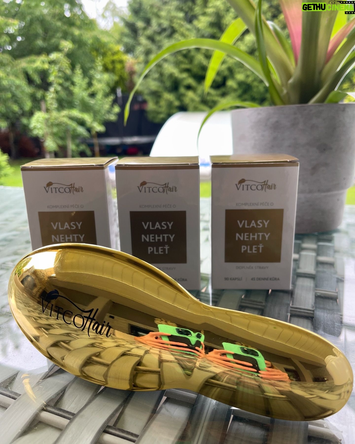 Alice Bendová Instagram - ❗️❗️❗️@vitcoherbal má AKCI 2 1 ZDARMA Kapsle VitcoHair pro dokonalé vlasy, nehty a pleť - 135 denní kúra, k tomu designový hřeben a doprava ZDARMA❗️❗️❗️ Ve stories máte odkaz přímo na tuto akci. #vitcoherbal #vitcohair #spoluprace #kapsle #zdravevlasy #akce