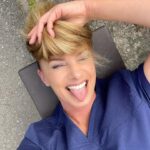 Alice Bendová Instagram - Pauza na natáčení krásnýho seriálu, kde se mě jen tak nezbavíte😂. Mimochodem, v jakém seríálu hraju, tipnete si? Už za chvíli se to dozvíte. . . #shooting #lovemyjob #job #work #tv #serial #instagood #instamood