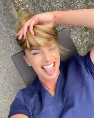 Alice Bendová Instagram - Pauza na natáčení krásnýho seriálu, kde se mě jen tak nezbavíte😂.
Mimochodem, v jakém seríálu hraju, tipnete si?
Už za chvíli se to dozvíte. . . 

#shooting #lovemyjob #job #work #tv #serial #instagood #instamood
