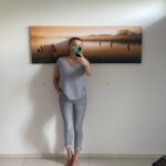 Alice Bendová Instagram – Mám dole 9 kg a ještě mě čekají 3 kg. A to už půjde pomaličku. Dávám si čas do konce prázdnin, jestli se teda neutrhnu za řetězu o prázdninách. Běhám tak dvakrát týdně, na víc teď není čas ani energie, kvůli natáčení. Jím zdravě, málo a nejím od 18.00, piju hodně vody a cítím se dobře. Tak mi držte palce, abych se zase nevyžrala🤣. Znáte to ne?

Na třetí fotce jsem asi omylem zavadila o obraz 🤣🤣🤣

#hubnuzdrave #zdravi #sport #fit #fattofit