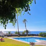 Alice Bendová Instagram - ‼️‼️‼️Přátelé a příznivci cest na Tenerife‼️‼️‼️ Vyskytl se nám tady takový nešvar a to v podobě hosta pana Vojtka ( nepleťte si ho s Marianem nebo Romanem🤣, je to nějaký pán, kterého neznám osobně ). Zaplatil si u nás dovolenou v apartmánu u pláže, který tak milujete a byl překvapený, že potkal švába a mravence. Ano, někdy se stává, že neposlouchají rozkazy a klidně vběhnou dovnitř 🤣🤣🤣🙏. Ale to jen v případě, když je každé kanárské město poctivě deratizuje a nějaký chudák to přežije( náhodou ) a náhodou zabloudí z ulice do bytu nebo domu. Samozřejmě pěkný živočich to není, ale nikomu neubližuje. Za celou dobu co pronajímáme k nám zabloudili ti chudáci DVA.!!! Pan Vojtek i s rodinou se vylekal a přestěhoval se jinam a nelenil, zavolal mi a vyhrozil mi likvidací a zničením ⭕️⭕️⭕️ ( ne švába, ale mě samotné ⭕️⭕️⭕️). A také vyhrožuje bulvárem🤣🤣🤣. Také to rád vypisuje na FB a prý si rád i přikrašluje🤣. Trochu jsem se informovala, přestěhoval se prý někam k panu Hájkovi, tak nevím jakou to má souvislost, ale možná trochu tuším🤣🤣🤣. Panu Vojtkovi jsem dnes napsala, že mu raději celou platbu vrátím a že s takovými lidmi nechci mít nic společného. Ať má, kluk, hezký Velikonoce. Ale musím říct, že mi ještě nikdo nikdy nevyhrožoval likvidací, natož kvůli JEDNOMU VYJÍMEČNÉMU PŘEŽIVŠÍMU ŠVÁBOVI🙏. Asi to raději někam nahlásím, ať o něm vědí, člověk nikdy neví. No a Vy, co máte pro strach uděláno🤣🤣🤣, pojeďte k nám do apartmánů, třeba si uděláte nové hmyzí kamarády 🤣🤣🤣. Ceny startují na 99€/noc Pište na veselaalice@seznam.cz #rent #rentapartment #lovemyjob #properties