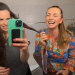 Alice Bendová Instagram - To nevadí, že jsem jí @cukrarinka_ vyrvala vlasy, nevadí, že je má bílý, nevadí, že místo nás točí záchod, nevadí, že nejsme úplně šikovný, ale hlavně, že máme neskutečnou žehličku, fén, kartáče od Remingtonu - www.muj-remington.cz ‼️‼️‼️A Vy je můžete mít také, DÁRKOVÉ SADY s mým kódem ALICE30- tzn.na všechny sady 30% sleva ‼️‼️‼️ #mujremington #remington #spoluprace #kravyvakci