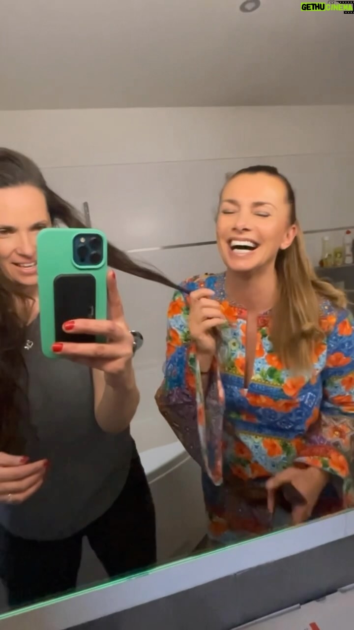 Alice Bendová Instagram - To nevadí, že jsem jí @cukrarinka_ vyrvala vlasy, nevadí, že je má bílý, nevadí, že místo nás točí záchod, nevadí, že nejsme úplně šikovný, ale hlavně, že máme neskutečnou žehličku, fén, kartáče od Remingtonu - www.muj-remington.cz ‼️‼️‼️A Vy je můžete mít také, DÁRKOVÉ SADY s mým kódem ALICE30- tzn.na všechny sady 30% sleva ‼️‼️‼️ #mujremington #remington #spoluprace #kravyvakci