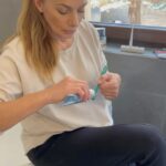 Alice Bendová Instagram - Přátelé, tomu se říká mít v hubě🤣jako v obýváčku. Opravdu. Tenhle kartáček má 12.000 vláken. Je jemňoučký a dostane se prostě všude, dásně mi nekrvácí a klováky mám dokonale vyčištěné. A v kombinaci s bylinnou pastou s mořskou solí je to absolutní TOPKA. Kartáček NANOO - 12 tisíc vláken o průměru 80 mikrometrů je připraveno hluboce vyčistit i nejhůře přístupná místa. Díky spojení síly zubního kartáčku a pasty NANOO osvobodíte Vaše zuby od plaku a bakterií. Tato dokonalá kombinace tak tvoří komplexní a šetrnou péči pro Vaši ústní dutinu. Produkty NANOO nové generace Vám pomohou snížit počet nepříjemných hodin strávených v ordinaci. @nanoo.cz #nanoocz #kartaček #zuby #zubnipasta #cistenizubu
