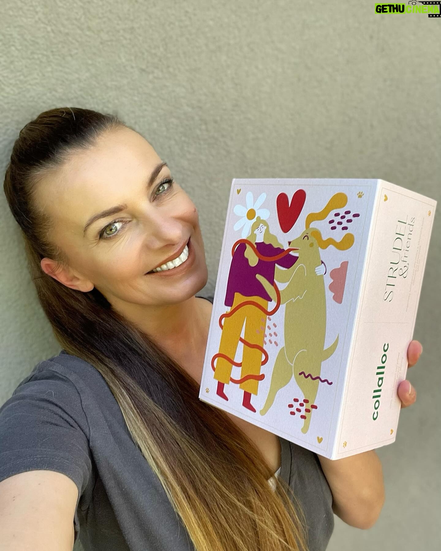 Alice Bendová Instagram - Proč už tak dlouho užívám mořský kolagen od @collalloc? Protože zlepšuje pokožku, zpomaluje proces stárnutí, potlačuje vrásky, strie a celulitidu. Posiluje vlasy, podporuje jejich růst, objem, pružnost a pevnost. Zpevňuje nehty, přestanou se třepit a lámat. Chrupavka, vazy a šlachy dostávají tu správnou výživu. Po zátěži rychleji regenerujete a tvoříte svalovou hmotu. Tak proto ❤️ 🩷🛍️🛍️🛍️A nezapomeňte na jejich dárkové balení 2x collalloc a 1 šampon pro Vaše domácí mazlíčky. 🛍️🛍️🛍️🩷 ‼️‼️‼️20% SLEVA ode dneška do pátku, kód ALICE20 ‼️‼️‼️ #collalloc #spoluprace #morskykolagen #darkovebaleni