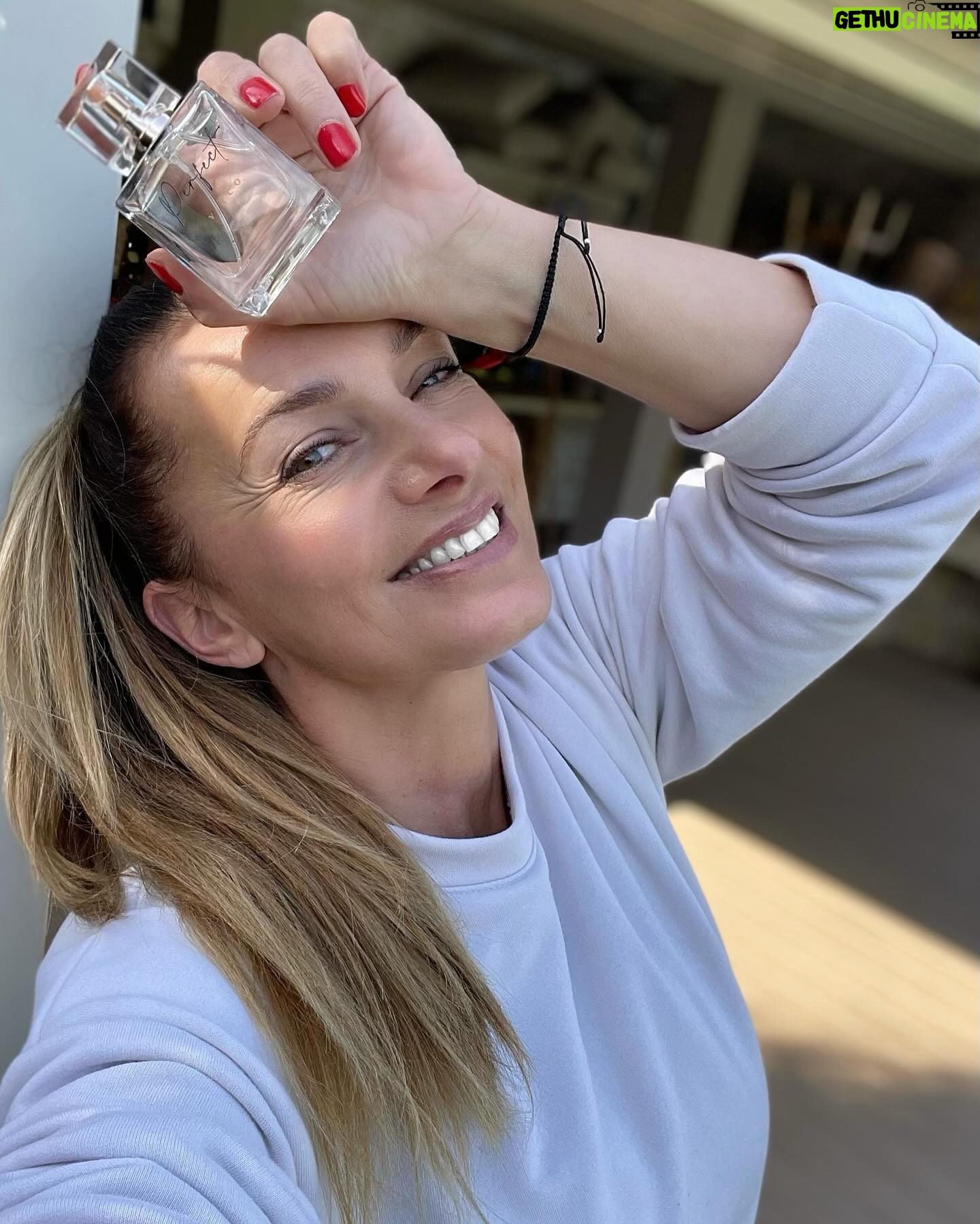 Alice Bendová Instagram - Přátelé, ve spolupráci s @vitcoherbal pro Vás máme krásnou soutěž o 3 parfémy Vitco Perfect! 🤩 3 z vás vyhrají tento exluzivní svěží parfém! Sledujte @alice_bendova_official a @vitcoherbal a označte do komentářů kamarádky, ať si také zasoutěží. 🌷Soutěžíme do neděle 17. 3. 💋 Do pondělí 18. 3. také platí SLEVOVÝ KÓD ALICE17 pro slevu 17 %! ❤️ Nezapomeňte využít! #soutez #parfem #vitcoherbal