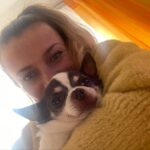 Alice Bendová Instagram - Ahoj, jmenuji se Karel a domov už nehledám, už ho mám🙏🙏🙏. A jsem šťastnej, jak blecha. Rachcajda moje pro mě jela tajně🤣, doma řekla, že jede do lékárny. No a vzala si mě hned od tety z @docaskydede . A to se mi na ní líbí, s ničím se nepáře a jedná srdcem, žádný velký rozmejšlení. V mým případě by si to někdo možná rozmyslel, mám nemocný srdce, ledviny, zuby ( proto mi smrdí z huby jak z kanálu🤣). No ale včera u večeře se asi přidalo něco dalšího 🙏🙏🙏. Najednou jsem spadl na bok, nožičky v křeči, zaťatou sanici a vypadalo to, že se dusím. Všichni ke mě přiskočili, protože si mysleli, že mi zaskočila večeře. Ale Rachcajda si myslí, že je to epilepsie, už pejska s ní měla🙏. No a pak jsem jí viděl jedním okem, jak tajně pláče, chudinka stará 🤣🤣🤣. No mám toho teda naloženo, ale s nima to zvládnu💪💪💪💪. Je mi tady náramně dobře❤️ ‼️Vy, kdo si adoptujete staršího nemocného pejska nebo kočičku od @docaskydede máte doživotně veterinární péči na klinice IVET ( Praha 4) ZDARMA. Rachcajda se této možnosti vzdala ve prospěch třeba nějakého seniora, který si veterinární péči nemůže dovolit ‼️ #nekupujadoptuj #adopcemásmysl #stopmnozirnam #chihuahua #rescuedog #rescuechihuahua #karel