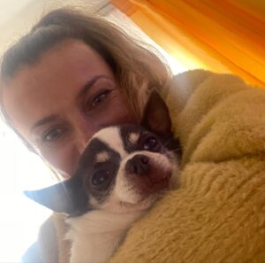 Alice Bendová Instagram - Ahoj, jmenuji se Karel a domov už nehledám, už ho mám🙏🙏🙏. A jsem šťastnej, jak blecha. Rachcajda moje pro mě jela tajně🤣, doma řekla, že jede do lékárny. No a vzala si mě hned od tety z @docaskydede . A to se mi na ní líbí, s ničím se nepáře a jedná srdcem, žádný velký rozmejšlení. V mým případě by si to někdo možná rozmyslel, mám nemocný srdce, ledviny, zuby ( proto mi smrdí z huby jak z kanálu🤣). No ale včera u večeře se asi přidalo něco dalšího 🙏🙏🙏. Najednou jsem spadl na bok, nožičky v křeči, zaťatou sanici a vypadalo to, že se dusím. Všichni ke mě přiskočili, protože si mysleli, že mi zaskočila večeře. Ale Rachcajda si myslí, že je to epilepsie, už pejska s ní měla🙏. No a pak jsem jí viděl jedním okem, jak tajně pláče, chudinka stará 🤣🤣🤣. 
No mám toho teda naloženo, ale s nima to zvládnu💪💪💪💪. Je mi tady náramně dobře❤️

‼️Vy, kdo si adoptujete staršího nemocného pejska nebo kočičku od @docaskydede máte doživotně veterinární péči na klinice IVET ( Praha 4) ZDARMA. Rachcajda se této možnosti vzdala ve prospěch třeba nějakého seniora, který si veterinární péči nemůže dovolit ‼️

#nekupujadoptuj #adopcemásmysl #stopmnozirnam #chihuahua #rescuedog #rescuechihuahua #karel