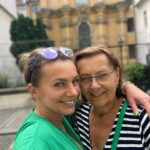Alice Bendová Instagram – DNEŠNÍ RANNÍ ROZHOVOR S MOJÍ MAMKOU 😂:

“ Maminko, chceme Tě se ségrou do toho našeho nového pořadu o vaření, co ty na to?”

“Ale budu schovaná za kuchyní “

“Jsi krásná, neboj se, ale vem si podprsenku, radši.”

“Ty se bojíš, abych si ty placky neuvařila, viď?” 😂😂😂😂😂😂

#mom #mother #fun #mojemamkajenejvtipnejsi #love #momanddaughter @oktelevize #salicivkuchyni
