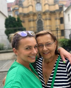Alice Bendová Instagram - DNEŠNÍ RANNÍ ROZHOVOR S MOJÍ MAMKOU 😂:

“ Maminko, chceme Tě se ségrou do toho našeho nového pořadu o vaření, co ty na to?”

“Ale budu schovaná za kuchyní “

“Jsi krásná, neboj se, ale vem si podprsenku, radši.”

“Ty se bojíš, abych si ty placky neuvařila, viď?” 😂😂😂😂😂😂

#mom #mother #fun #mojemamkajenejvtipnejsi #love #momanddaughter @oktelevize #salicivkuchyni