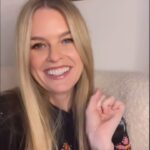 Alice Eve Instagram - HAPPY CHRISTMAS 🎄 This product smells amazing 🤩 All genders and ages all skin types and tones! Get FACE WISE from the link in my bio ❤️ Also in Harrods pharmacy 💋