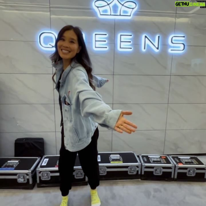 Alicia Hannah - 15.1K Likes - more behind-the-scenes… 👑😭
everyone’s shoes patiently waiting off set made me laugh bc it’s the same on cobra kai - no shoes on the mat in the dojo!
김휘원 감독님 is the coolest… love watching her work🔥 Vincenzo comeback yassssss 🇮🇹
#queenoftears #눈물의여왕
thank u showrunners ❤️