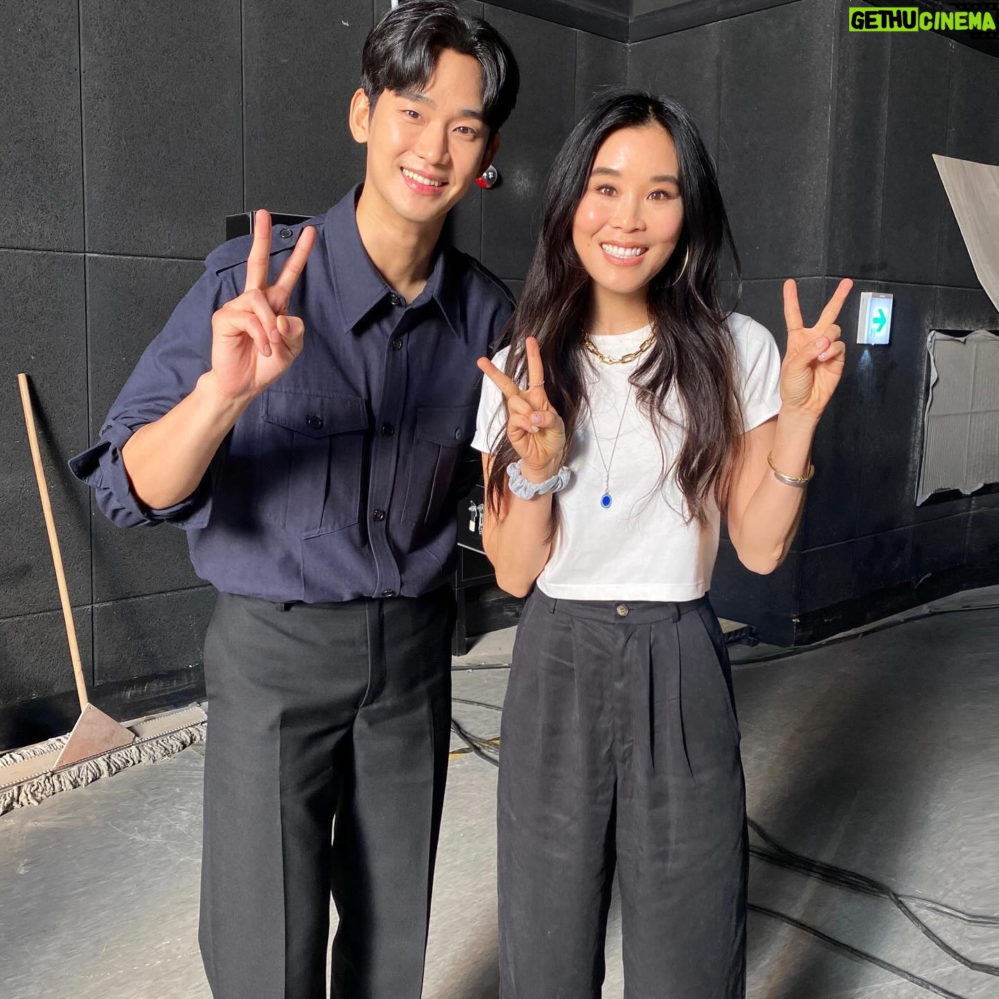 Alicia Hannah - 53.8K Likes - finally realized my dream of marrying a kdrama star… @sebastianroche is on QUEEN OF TEARS 눈물의 여왕 starting tonight on @netflix ❤️ thank you to our incredible friends at @studiodragon.official Showrunners @netflixkr and the wonderful cast, crew and directors!!
‘눈물의 여왕’ 스태프분들, 멋진 배우분들, 훌륭한감독님들 진심으로 감사합니다!! 여러분 덕분에 정말 즐거운 시간을 보냈어용!! 우리 김세찬 데뷔 축하해 😉
#눈물의여왕 #queenoftears