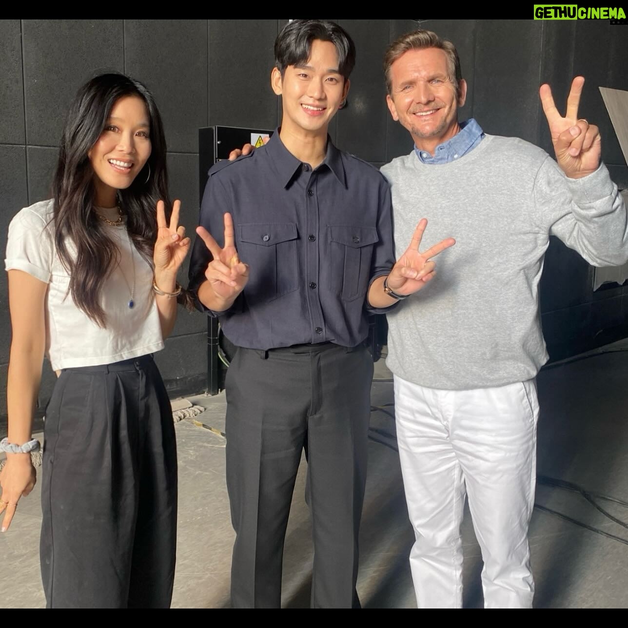 Alicia Hannah - 53.8K Likes - finally realized my dream of marrying a kdrama star… @sebastianroche is on QUEEN OF TEARS 눈물의 여왕 starting tonight on @netflix ❤️ thank you to our incredible friends at @studiodragon.official Showrunners @netflixkr and the wonderful cast, crew and directors!!
‘눈물의 여왕’ 스태프분들, 멋진 배우분들, 훌륭한감독님들 진심으로 감사합니다!! 여러분 덕분에 정말 즐거운 시간을 보냈어용!! 우리 김세찬 데뷔 축하해 😉
#눈물의여왕 #queenoftears