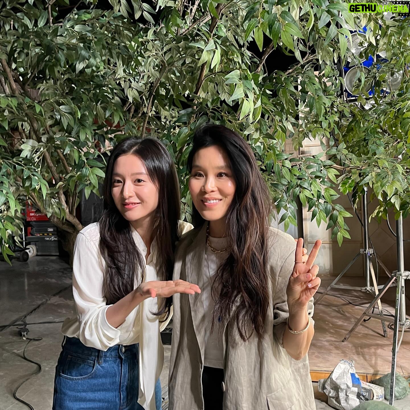 Alicia Hannah - 53.8K Likes - finally realized my dream of marrying a kdrama star… @sebastianroche is on QUEEN OF TEARS 눈물의 여왕 starting tonight on @netflix ❤️ thank you to our incredible friends at @studiodragon.official Showrunners @netflixkr and the wonderful cast, crew and directors!!
‘눈물의 여왕’ 스태프분들, 멋진 배우분들, 훌륭한감독님들 진심으로 감사합니다!! 여러분 덕분에 정말 즐거운 시간을 보냈어용!! 우리 김세찬 데뷔 축하해 😉
#눈물의여왕 #queenoftears