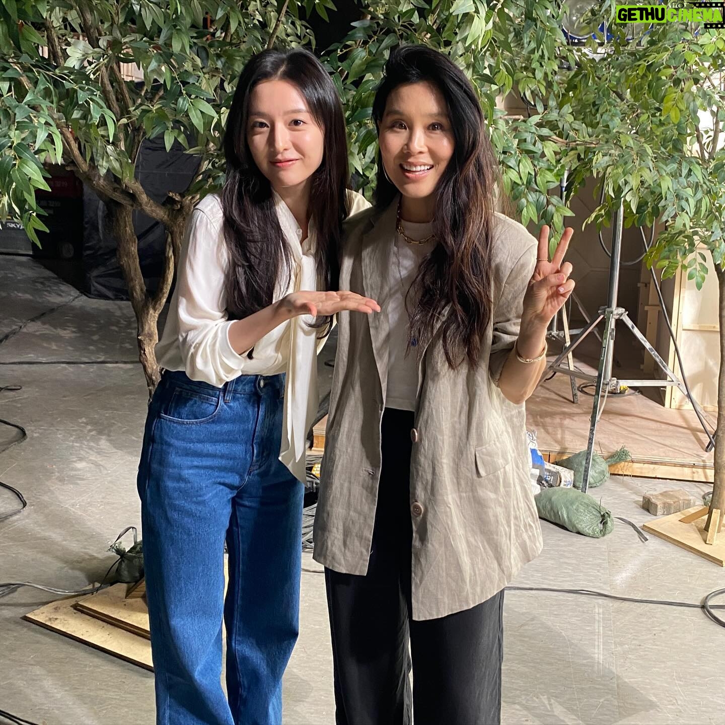 Alicia Hannah - 53.8K Likes - finally realized my dream of marrying a kdrama star… @sebastianroche is on QUEEN OF TEARS 눈물의 여왕 starting tonight on @netflix ❤️ thank you to our incredible friends at @studiodragon.official Showrunners @netflixkr and the wonderful cast, crew and directors!!
‘눈물의 여왕’ 스태프분들, 멋진 배우분들, 훌륭한감독님들 진심으로 감사합니다!! 여러분 덕분에 정말 즐거운 시간을 보냈어용!! 우리 김세찬 데뷔 축하해 😉
#눈물의여왕 #queenoftears
