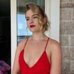 Alicia Agneson Instagram - Roses are red, violets are blue. I can’t come up with a caption so here’s just two pictures for you 🎥